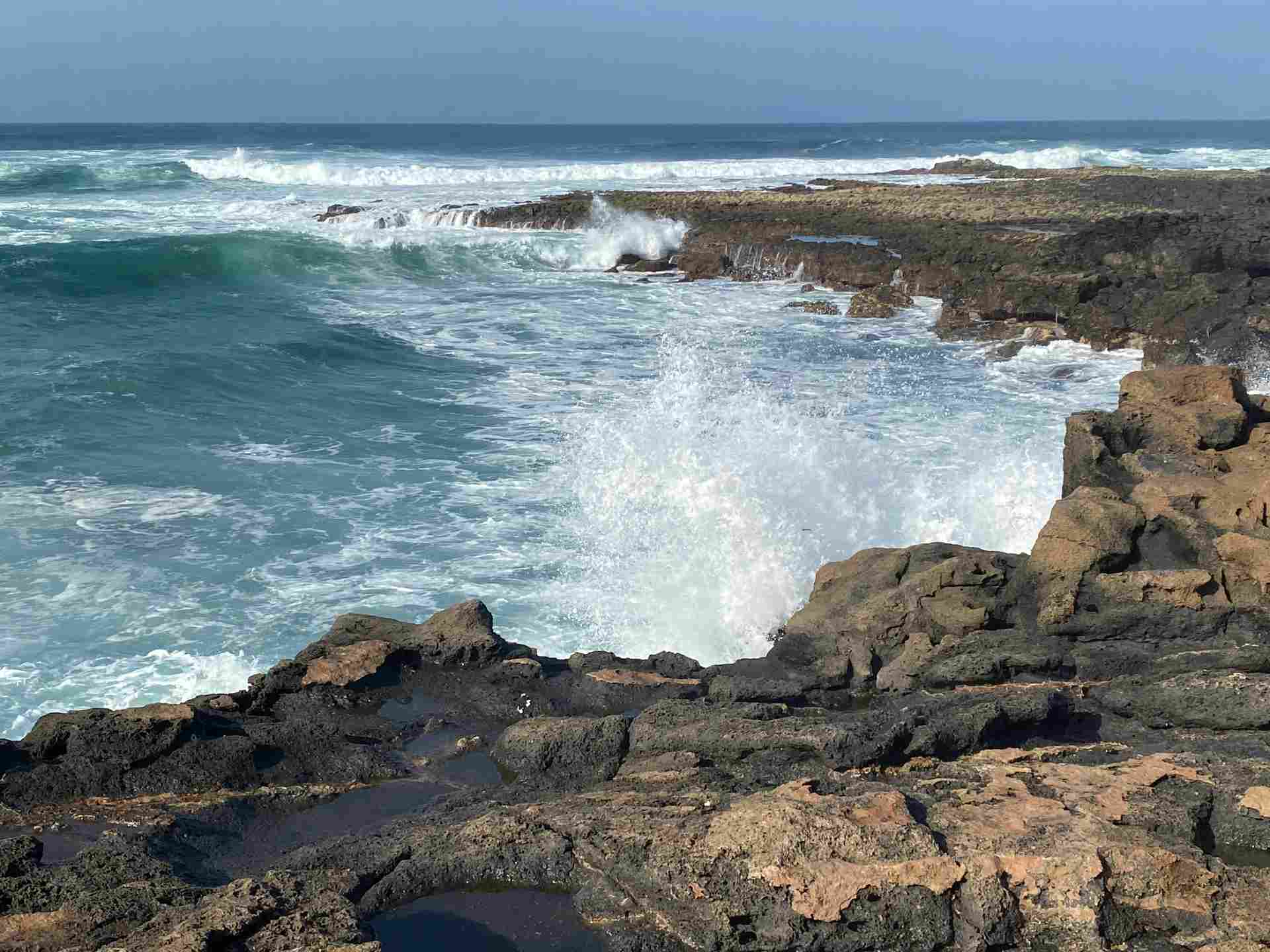Atlantikbrandung an dunklen Lavafelsen