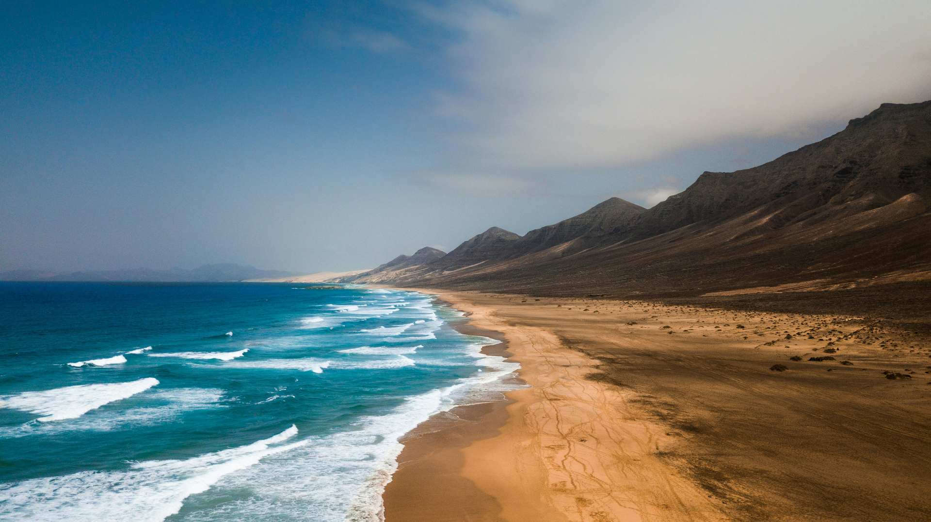 Die Westküste der Halbinsel Jandía: kilometerlanger Sandstrand vor dem Jandía-Massiv, Atlantikbrandung